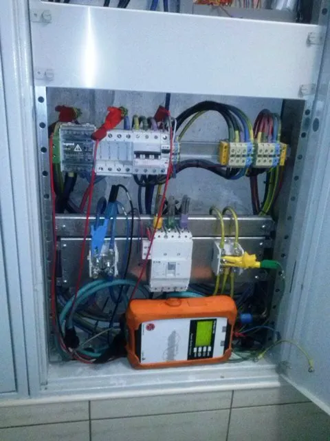 Analizator jakości energii zamontowany w rozdzielnicy