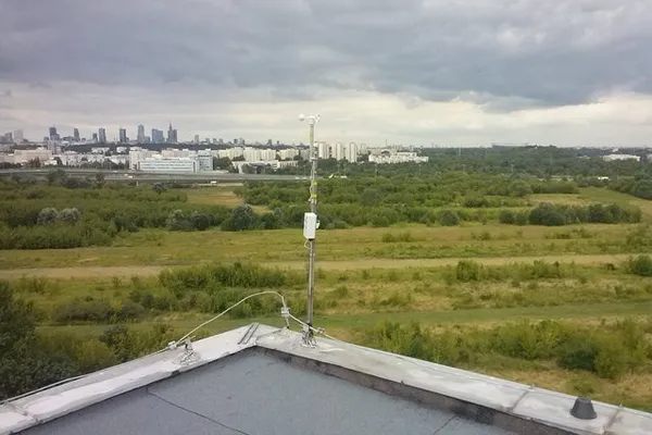 Panele fotowoltaiczne i turbina wiatrowa na dachu bloku Bernardyńska 20
