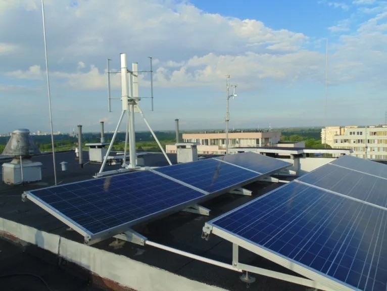 Turbina wiatrowa o osi pionowej na dachu
