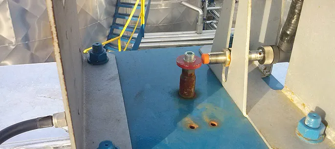 Inżynier w kamizelce odblaskowej przy transformatorze