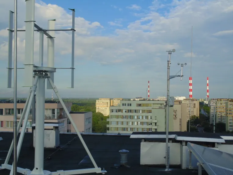 Dwie turbiny wiatrowe o osi pionowej na dachu bloku